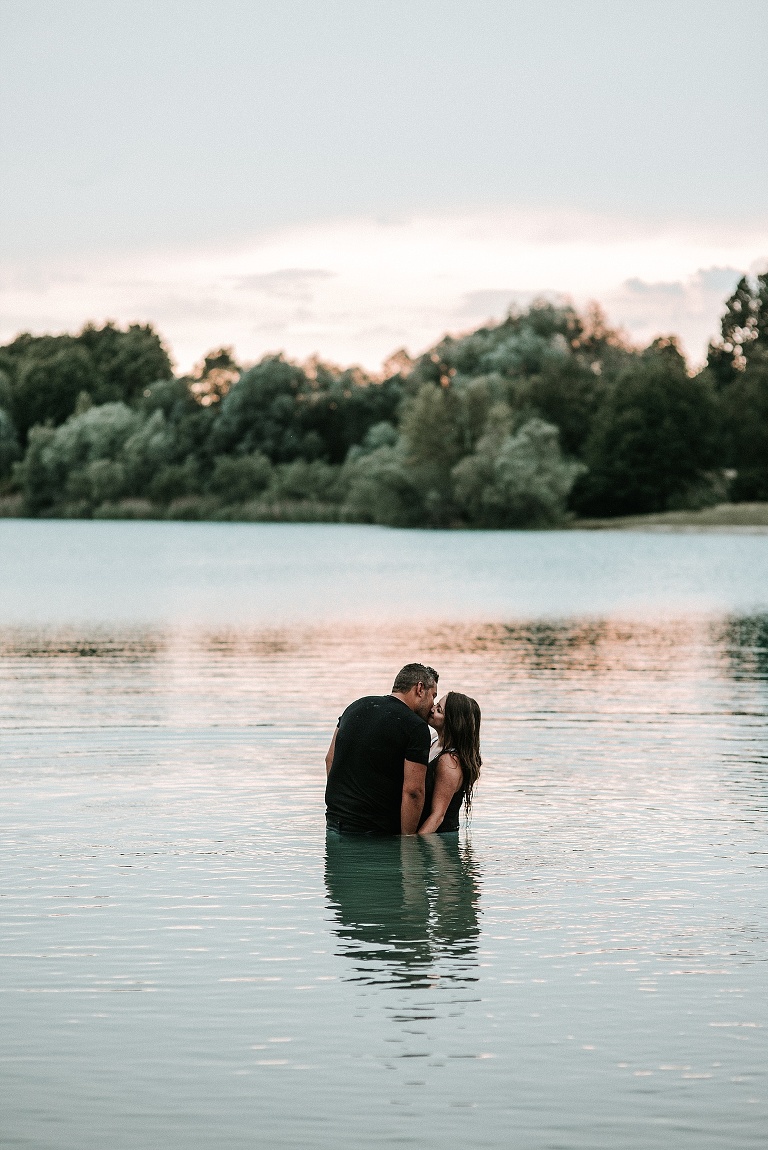 Paarshooting Landshut, Paarfotos im Wasser, Fotograf Moosburg an der Isar