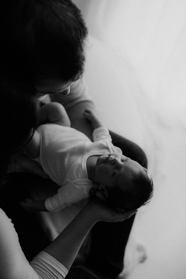 Neugeborenenshooting mit Geschwisterkind Sevi Koch 