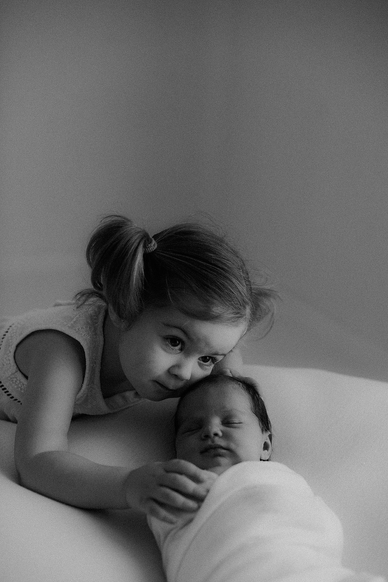 Neugeborenenshooting mit Geschwisterkind Sevi Koch 