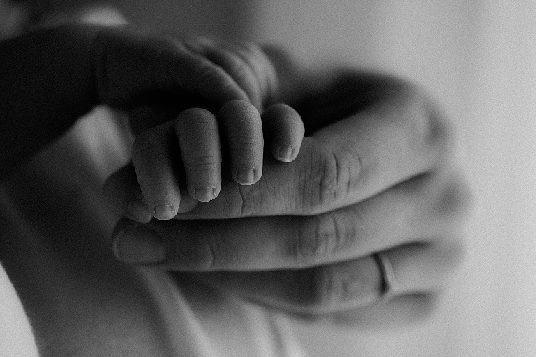 Neugeborenenshooting mit Geschwisterkind Sevi Koch 