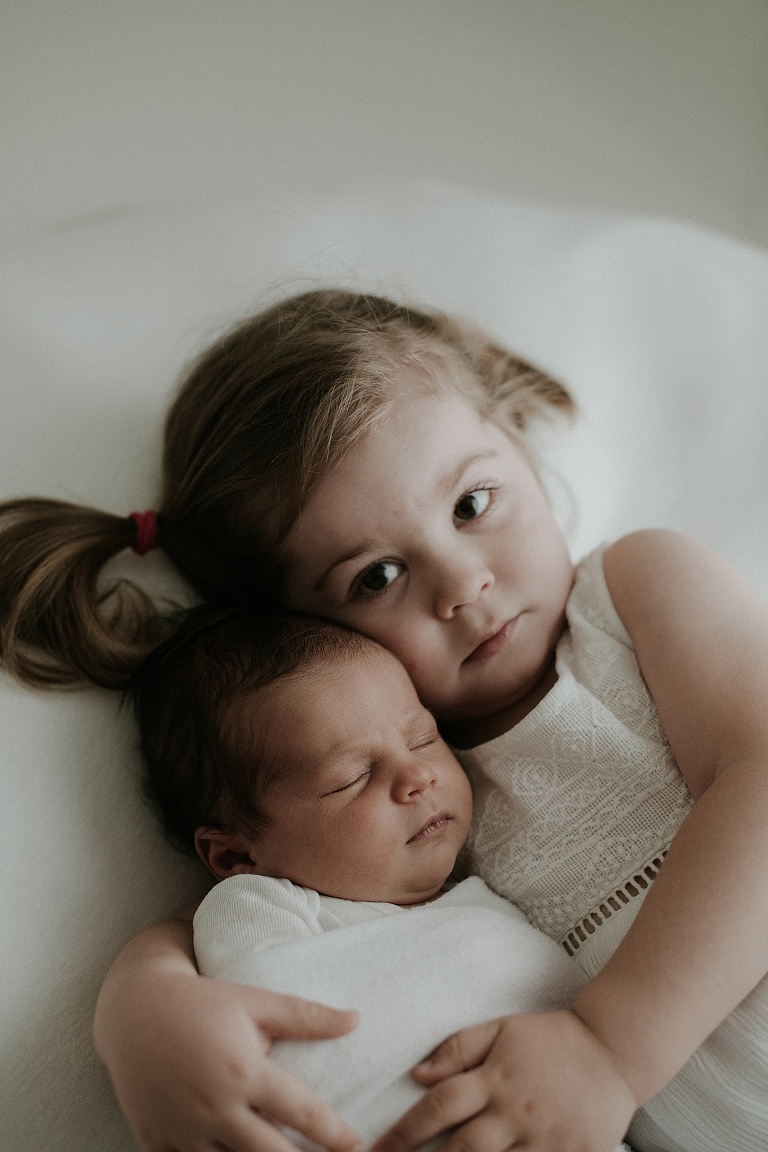 Neugeborenenshooting mit Geschwisterkind Sevi Koch 