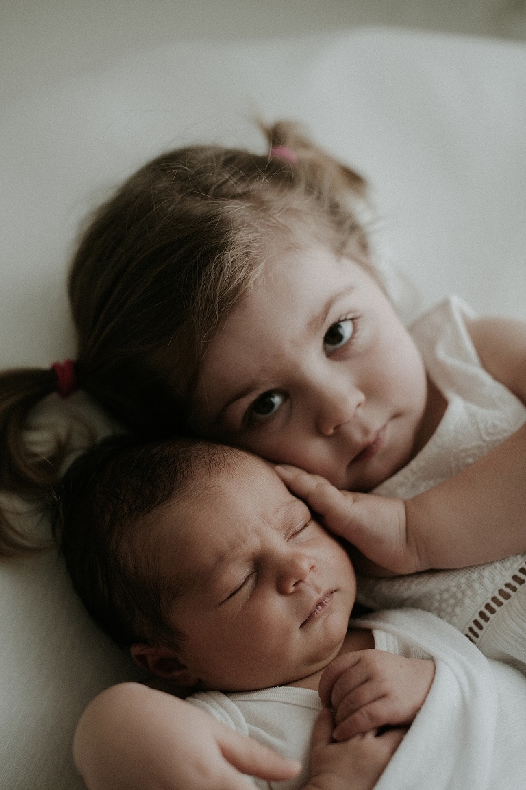 Neugeborenenshooting mit Geschwisterkind Sevi Koch 