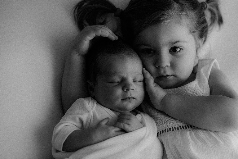 Neugeborenenshooting mit Geschwisterkind Sevi Koch 