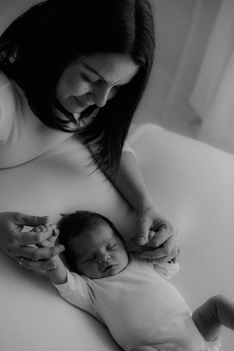 Neugeborenenshooting mit Geschwisterkind Sevi Koch 