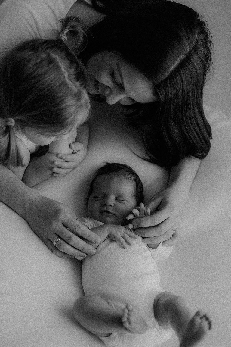 Neugeborenenshooting mit Geschwisterkind Sevi Koch 