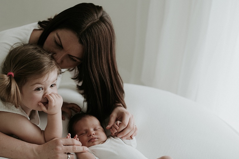 Neugeborenenshooting mit Geschwisterkind Sevi Koch 