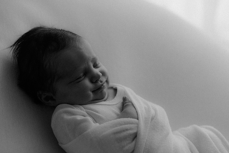 Neugeborenenshooting mit Geschwisterkind Sevi Koch 