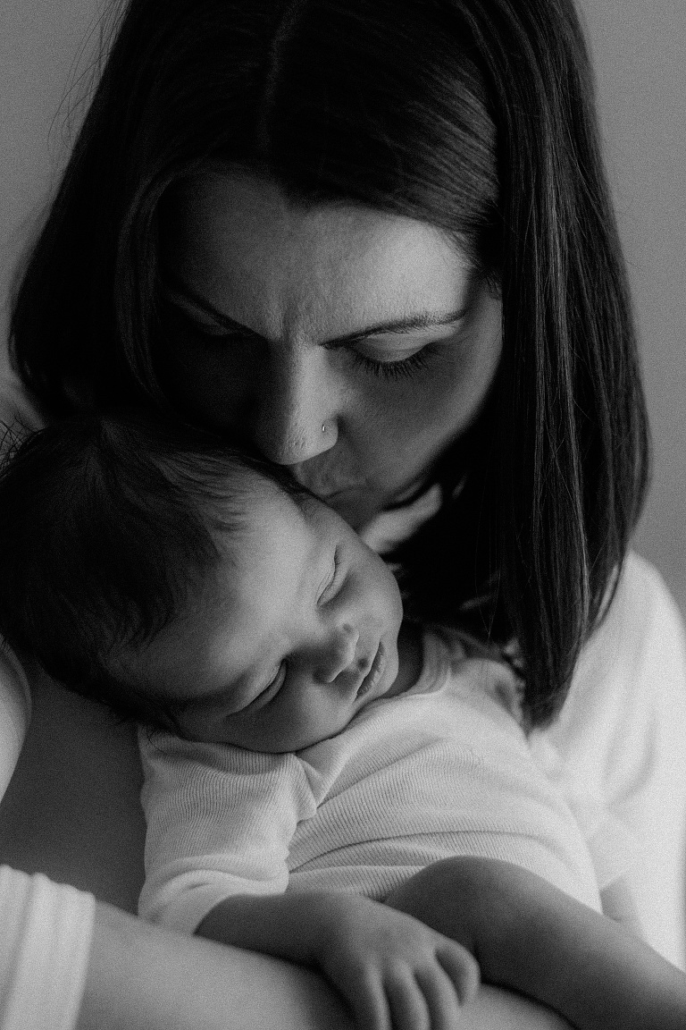 Neugeborenenshooting mit Geschwisterkind Sevi Koch 