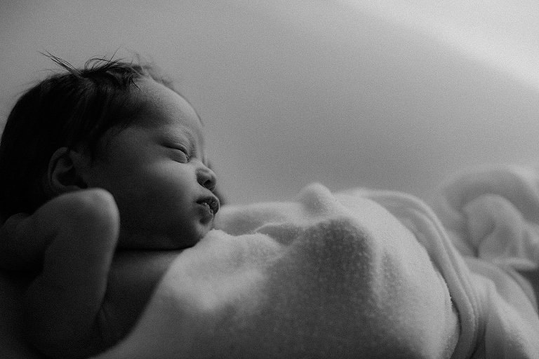 Neugeborenenshooting Landshut, Geburt Erding, Hebamme Moosburg, Sevi Koch, Fotograf Dingolfing
