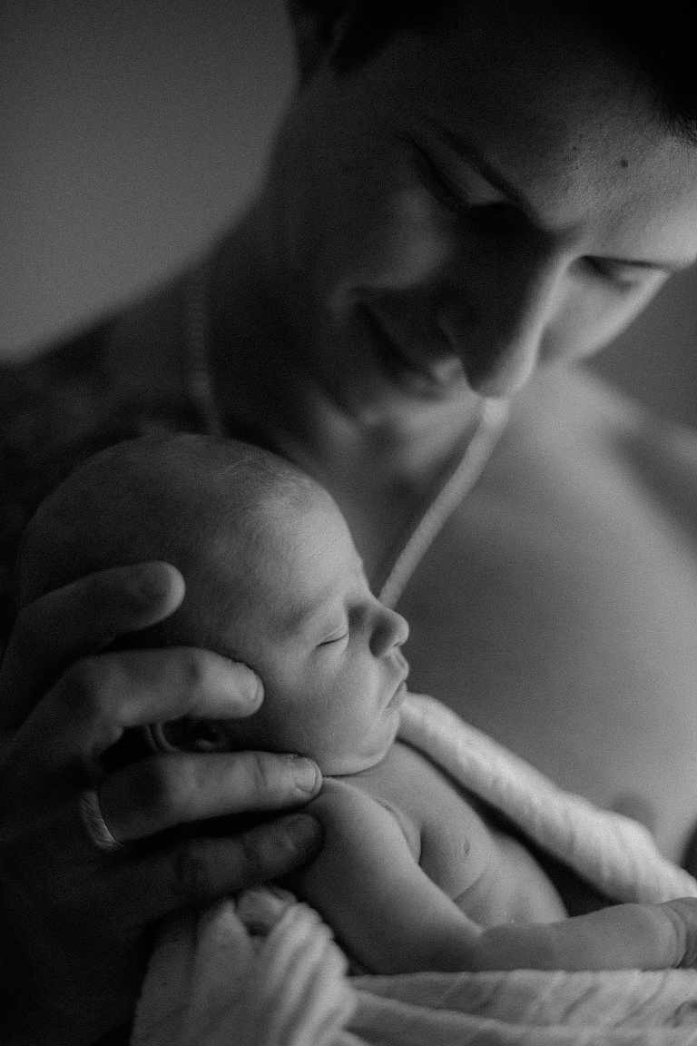 Newbornbilder Tattoo, Sevi Koch , Babybilder wach, wache Babies fotografieren