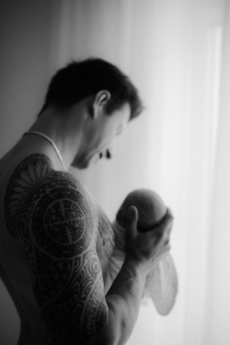 Newbornbilder Tattoo, Sevi Koch , Babybilder wach, wache Babies fotografieren