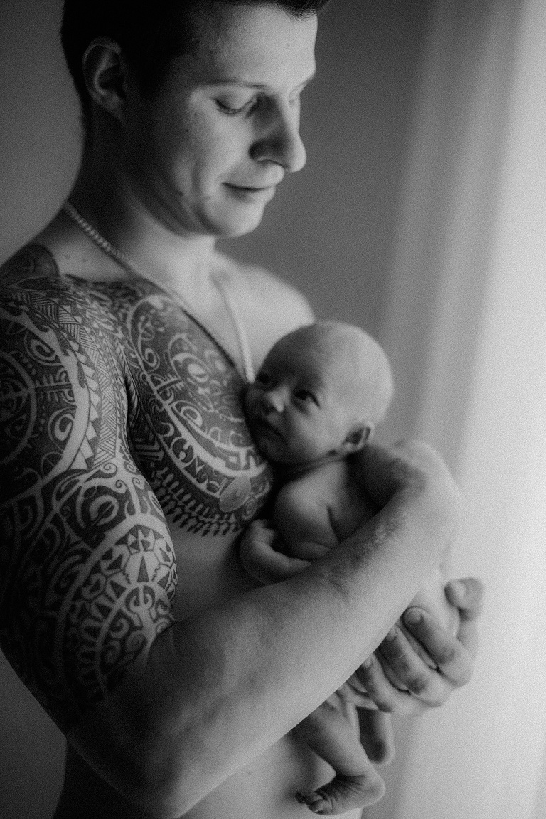 Newbornbilder Tattoo, Sevi Koch , Babybilder wach, wache Babies fotografieren