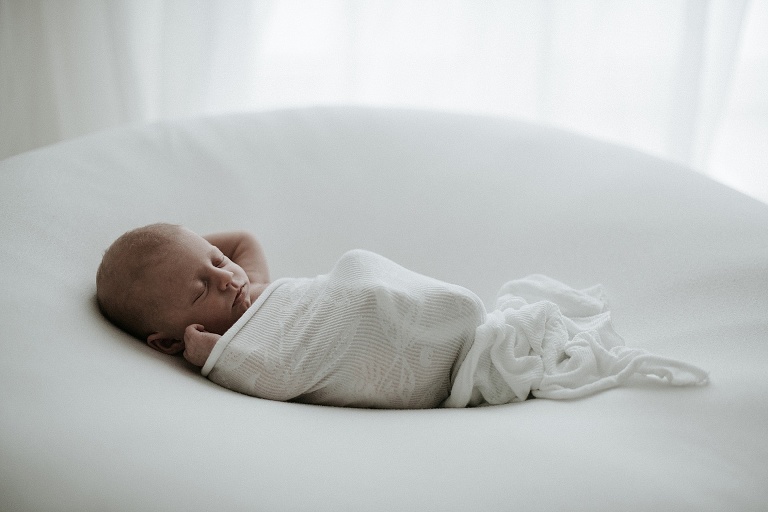 Newbornbilder Tattoo, Sevi Koch , Babybilder wach, wache Babies fotografieren