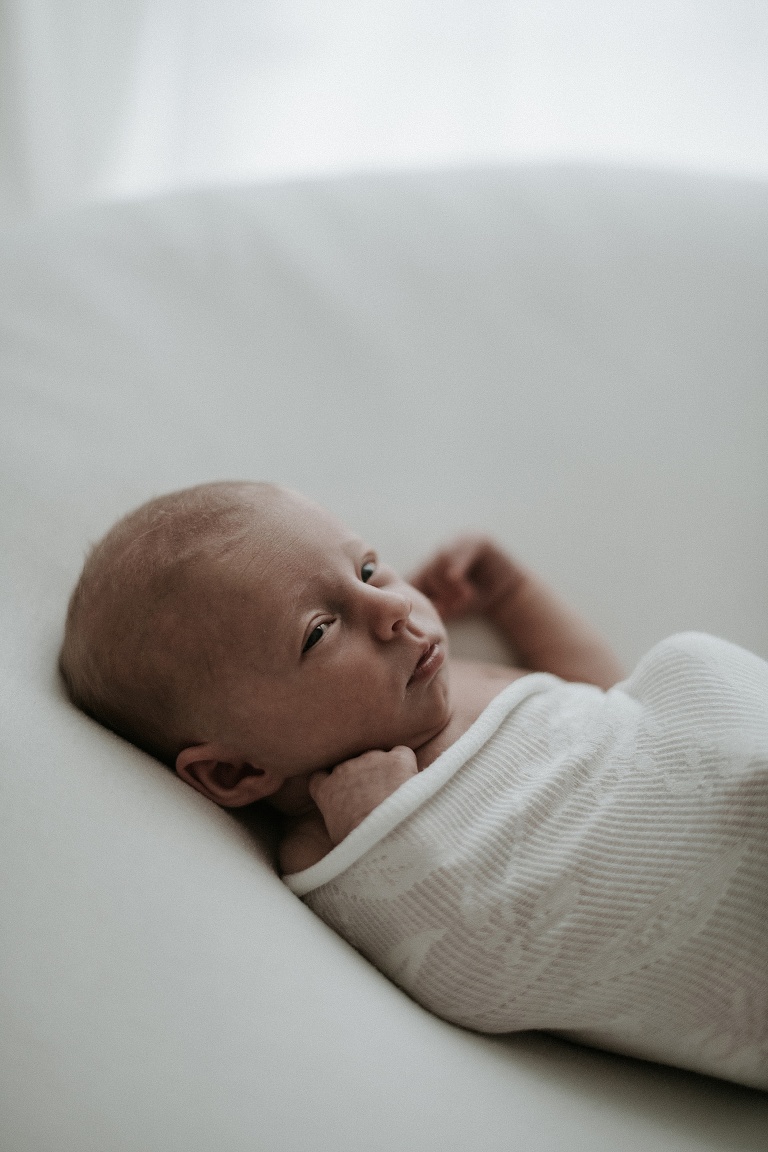 Newbornbilder Tattoo, Sevi Koch , Babybilder wach, wache Babies fotografieren