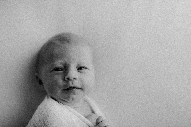 Newbornbilder Tattoo, Sevi Koch , Babybilder wach, wache Babies fotografieren