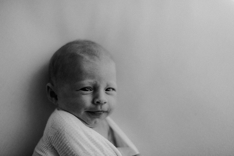 Newbornbilder Tattoo, Sevi Koch , Babybilder wach, wache Babies fotografieren