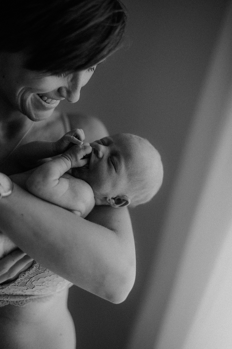 Newbornbilder Tattoo, Sevi Koch , Babybilder wach, wache Babies fotografieren