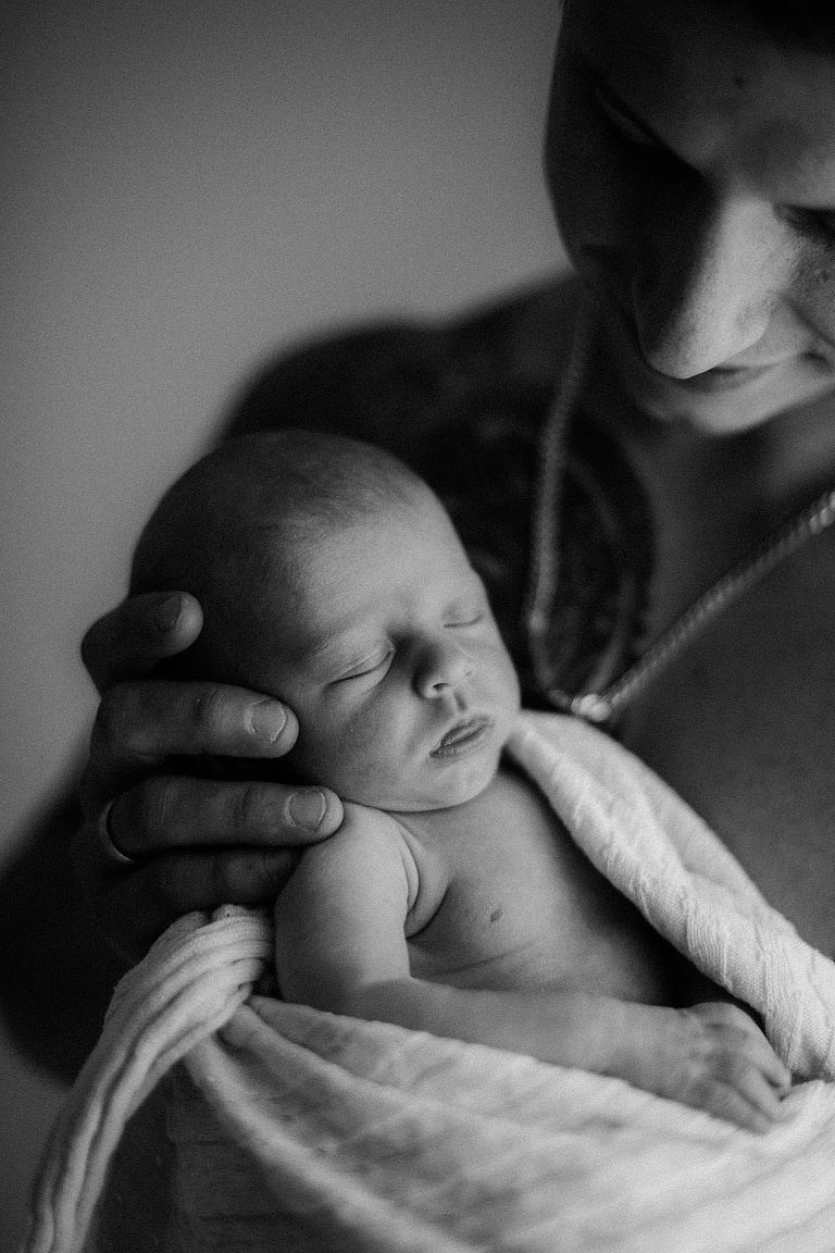 Newbornbilder Tattoo, Sevi Koch , Babybilder wach, wache Babies fotografieren