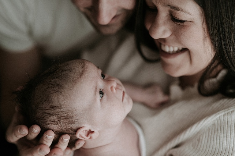 Kuschelbilder mit Mama Newbornbilder Erding 