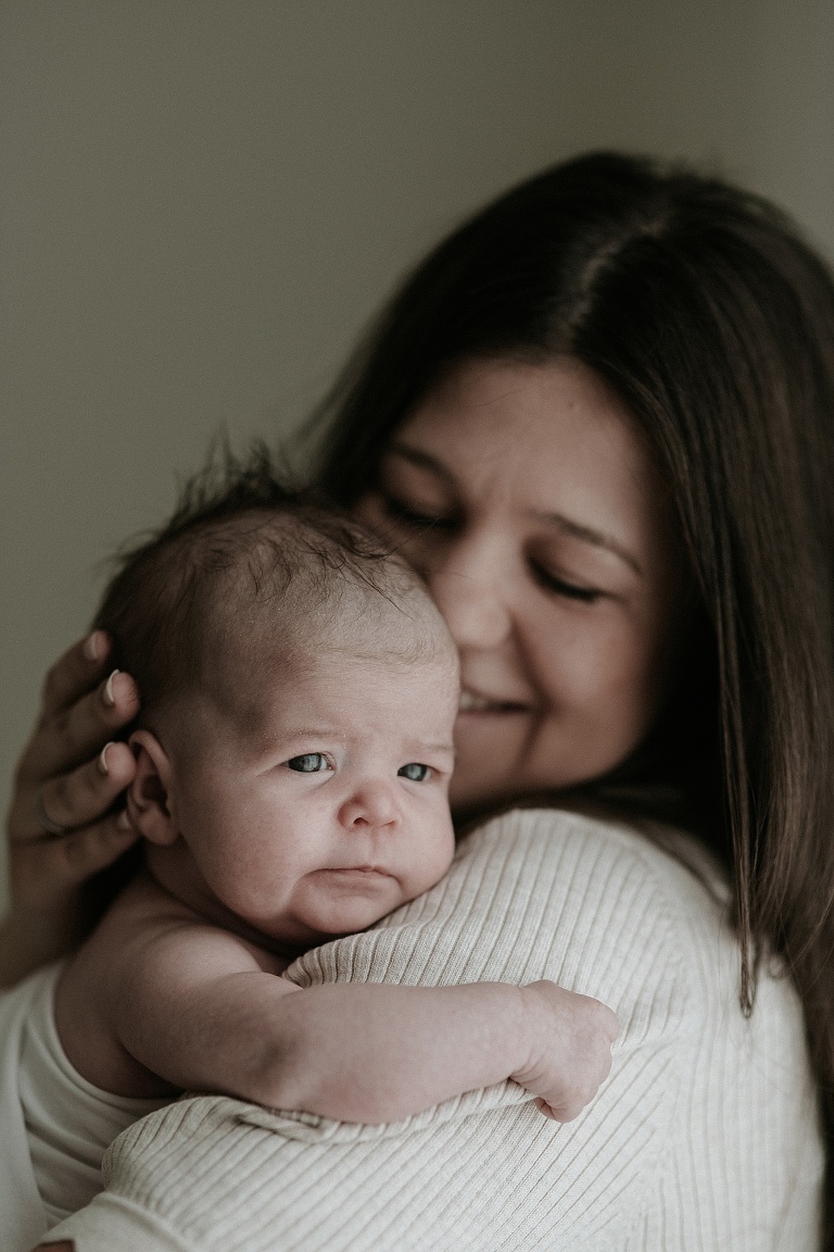Kuschelbilder mit Mama Newbornbilder Erding 