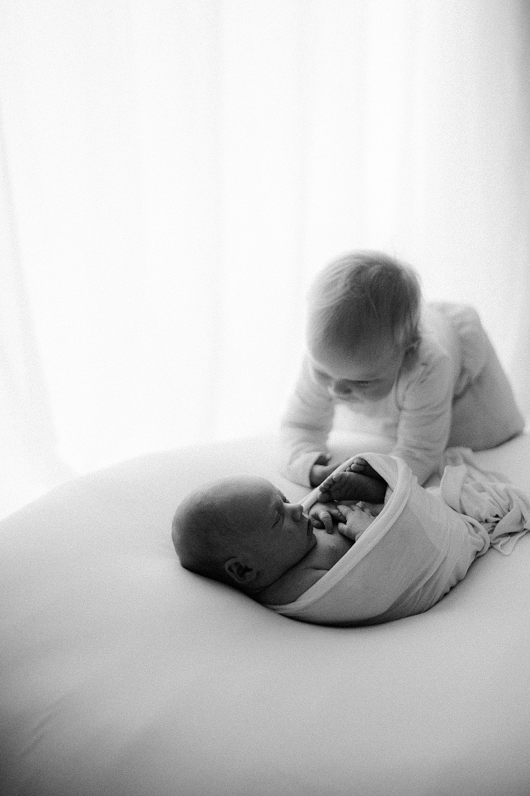 Babybilder mit Geschwistern, Babyfotograf Landshut