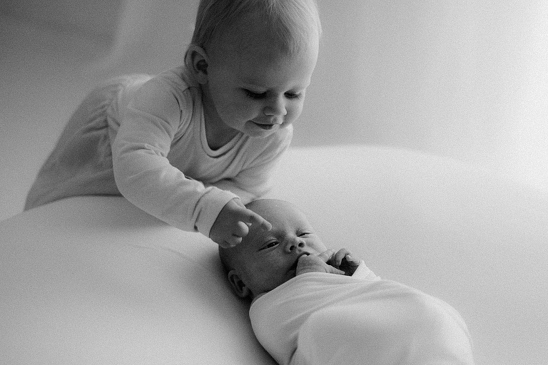 Babybilder mit Geschwistern, Babyfotograf Landshut