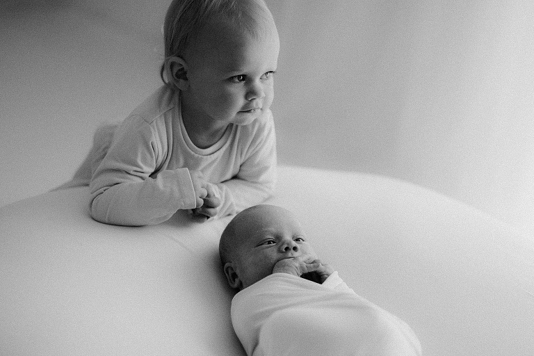 Babybilder mit Geschwistern, Babyfotograf Landshut