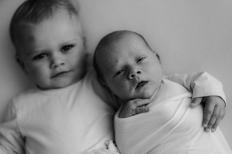 Babybilder mit Geschwistern, Babyfotograf Landshut