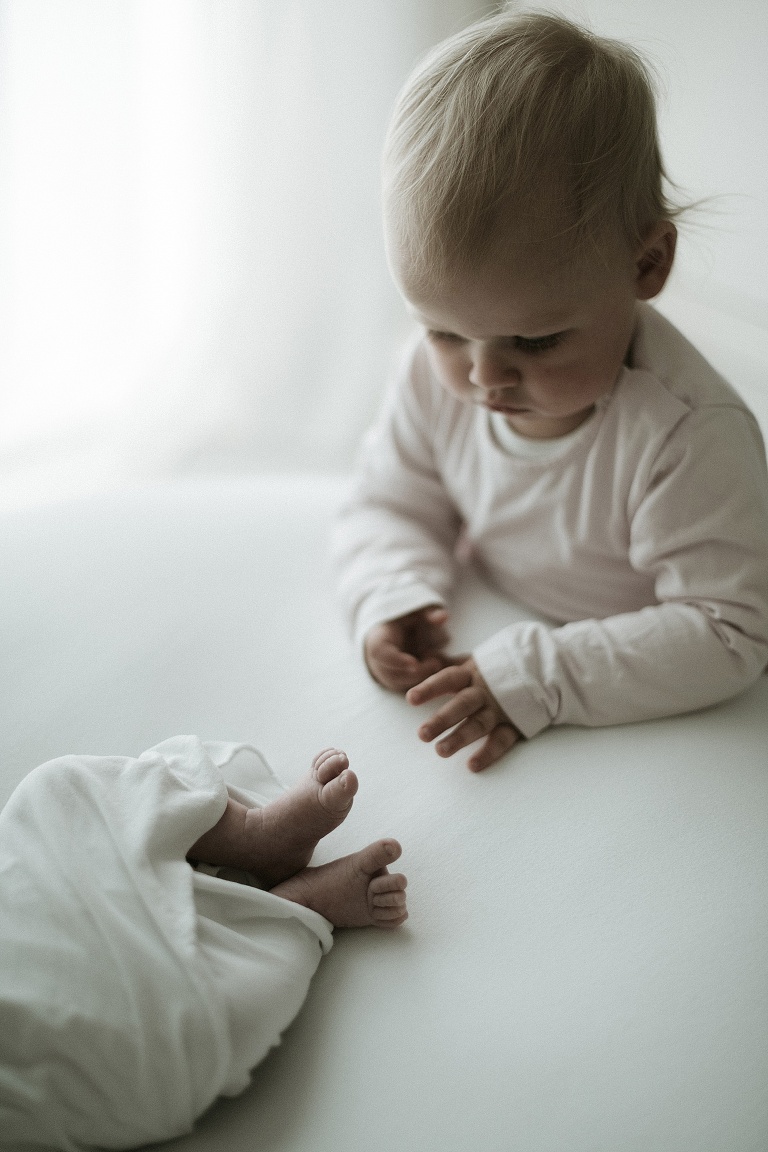 Babybilder mit Geschwistern, Babyfotograf Landshut