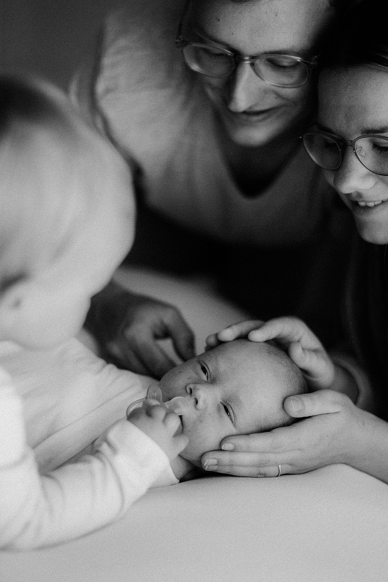 Babybilder mit Geschwistern, Babyfotograf Landshut